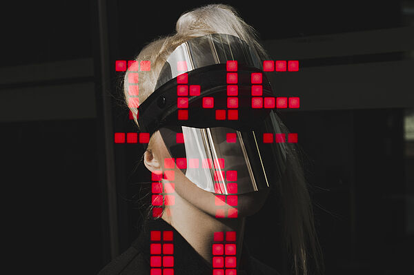 Model Christina Dalbert versucht sich hier mittels Faceshield um das Gesicht vor Aufnahmen einer Überwachungskamera mit Nachtsichtfunktion zu schützen
