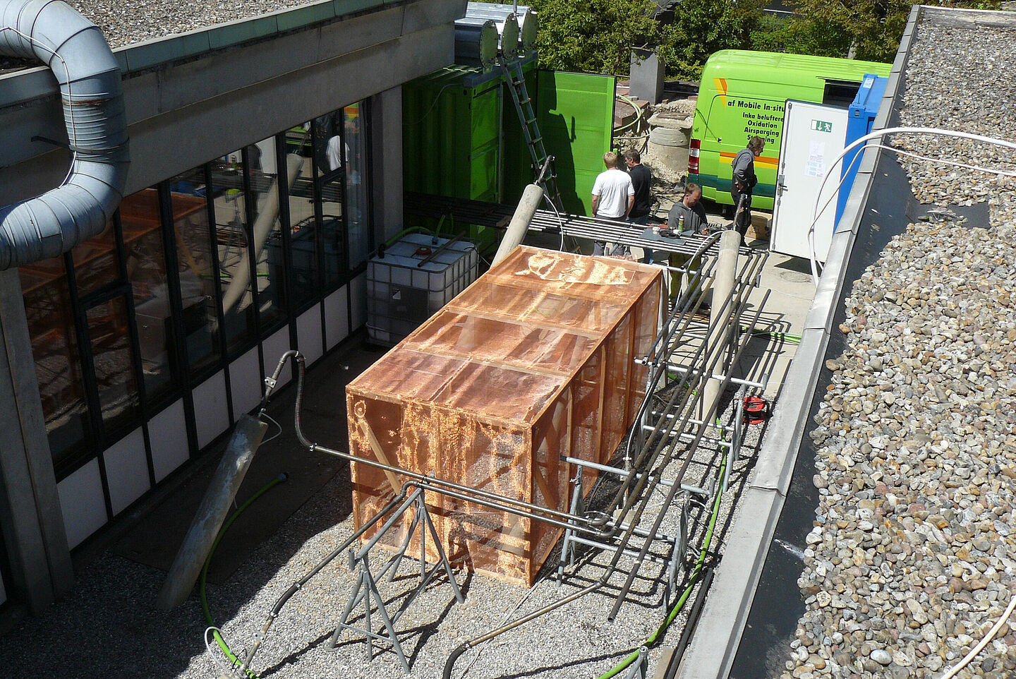 Reinigung von kontaminierten Böden mittels Radiowellen (Foto: Ulf Trommler/UFZ) Radiowellen-Versuchsaufbau beim Feldeinsatz in Kopenhagen