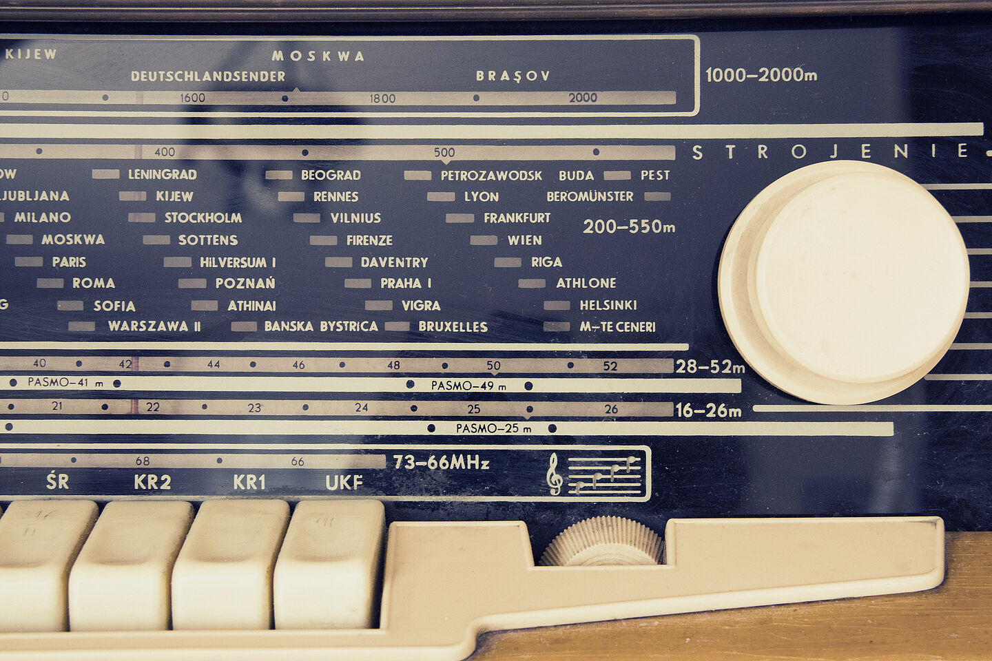 Kurzwellen-Empfänger (Foto: Pexels.com) Display eines alten Radios mit Kurzwellen-Empfänger