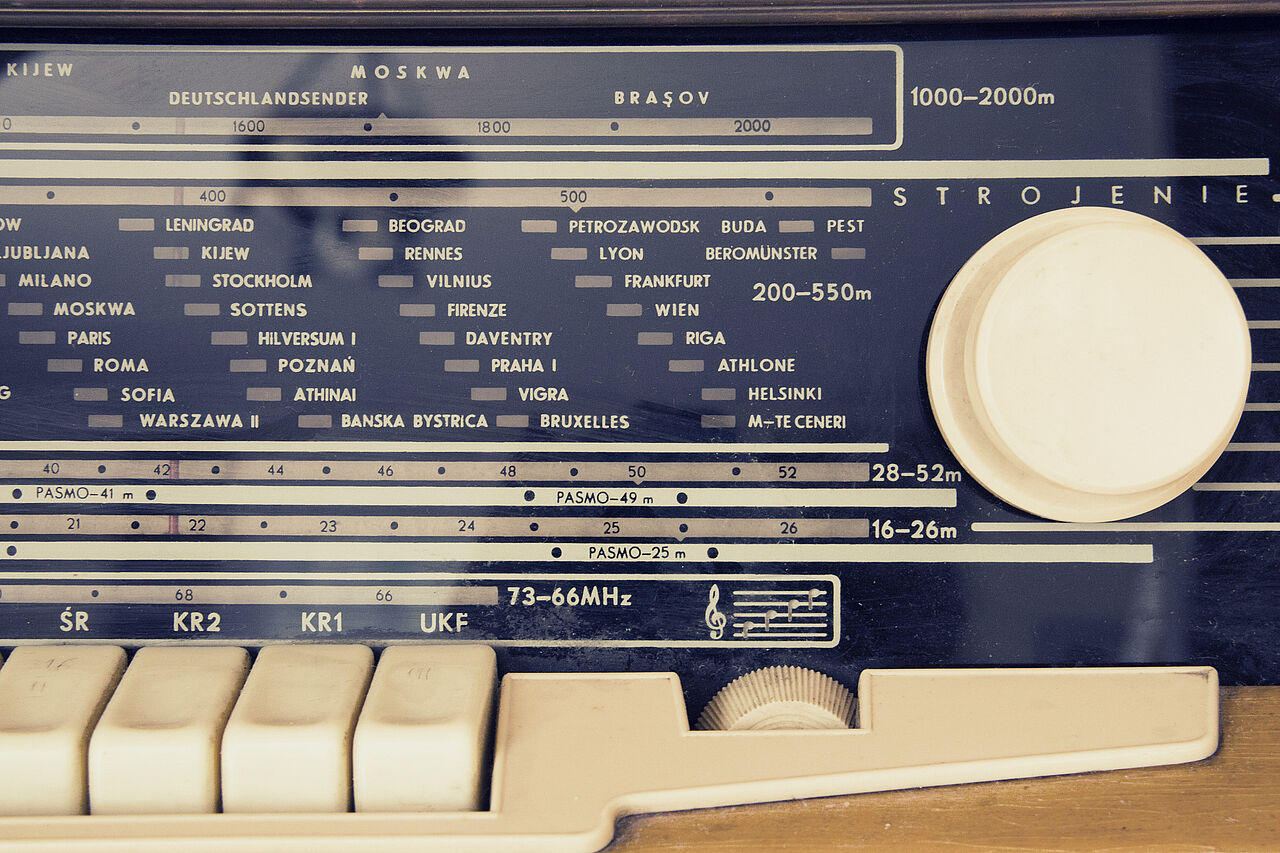 Display eines alten Radios mit Kurzwellen-Empfänger